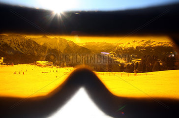 Jerzens  Oesterreich  Blick durch eine Skibrille auf ein Skigebiet