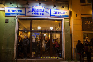 Poznan  Polen  Menschen in einer Kneipe in der Altstadt