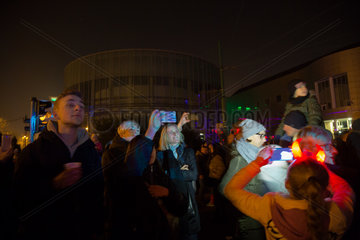Polen  Poznan  Lasershow zum Abschluss der Feier am Unabhaengigkeitstag (Dzien Niepodligosci)