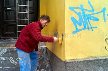 Posen  Polen  Maler streicht die Fassade der medizin. Fakultaet der Universitaet Poznan