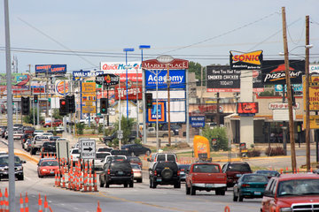 Joplin  USA  Werbeschilder an einer Shopping Meile in der Kleinstadt Joplin