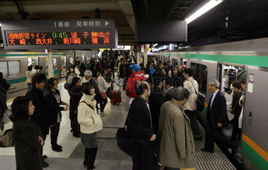 Tokio  Japan  Menschen auf einem Bahnsteig der Regionalbahn der Shinjuku Station