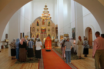 Mjadzel  Weissrussland  die Gemeinde waehrend eines russisch-orthodoxen Gottesdienstes