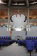 Berlin  Deutschland  Tag der offenen Tuer im Reichstag  Bundesadler im Plenarsaal