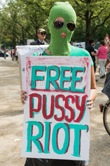 Berlin  Deutschland  Frau mit Free Pussy Riot-Schild auf der Free Pussy Riot-Demo  Unter den Linden  vor der Russischen Botschaft