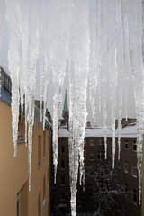 Berlin  Deutschland  Eiszapfen haengen am Dach eines Hauses