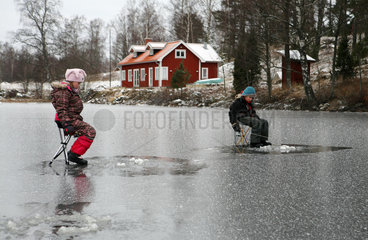 Belloe  Schweden  Kinder beim Eisangeln auf dem See Stora Bellen