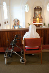 Heitersheim  Deutschland  eine Schwester betet in der Kirche