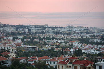 Bellapais  Tuerkische Republik Nordzypern  Blick auf Girne und den Hafen