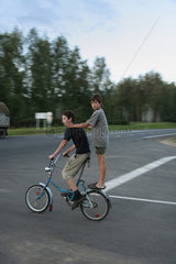 Kalnik  Weissrussland  zwei Jungen auf einem Fahrrad