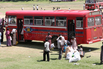 Batticaloa  Sri Lanka  Menschen im Sportstadion steigen in Busse