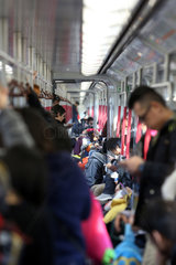 Hong Kong  China  Menschen in einem U-Bahnabteil