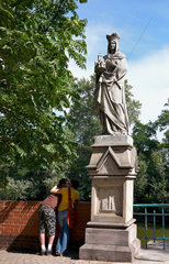 Breslau  Polen  die Statue der Heiligen Hedwig an der Tumskibruecke