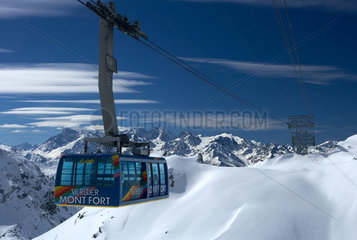 Verbier  Schweiz  Blick auf eine Gondel im Skigebiet der Vier Taeler