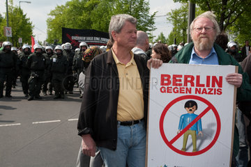 Berlin  Deutschland  Wolfgang Thierse (re.) anlaesslich der Blockade des Aufmarschs der Rechtsradikalen