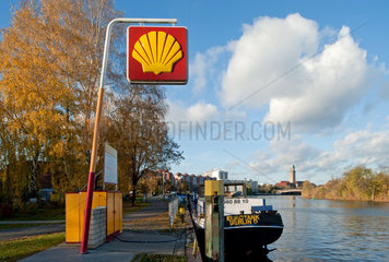 Berlin  Deutschland  Wassertankstelle der Fa. Shell an der Havel in Berlin-Spandau