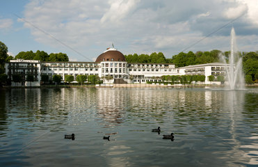 Bremen  Deutschland  Blick ueber den Hollersee auf das Parkhotel im Buergerpark