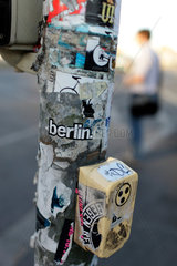 Berlin  Deutschland  Aufkleber mit der Aufschrift BERLIN und Schalter fuer Blinde auf einem Ampelpfahl