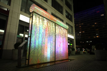 Berlin  Deutschland  beleuchtetes transparentes Mauerstueck von Eun Sook Lee