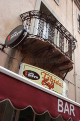 Oristano  Italien  Balkon ueber dem Eingang zur einer Bar