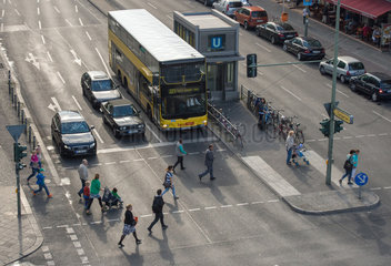 Berlin  Deutschland  Fussgaenger ueberqueren eine Kreuzung