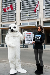 Berlin  Deutschland  Protestaktion der Peta Tierschuetzer gegen die Robbenjagd