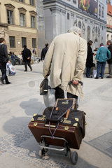 Muenchen  Deutschland  Mann mit Koffern der Marke Louis Vuitton