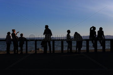 Bolsena  Italien  Silhouette  Menschen schauen auf den Bolsenasee