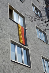 Berlin  Deutschland  Deutschlandfahne an einer Hausfassade