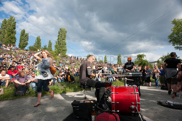 Berlin  Deutschland  Musiker spielen im Mauerpark am Tag der Fete de la Musique