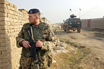 Mazar-e Sharif  Afghanistan  Bundeswehrsoldat der ISAF-Schutztruppe sichert das Gelaende