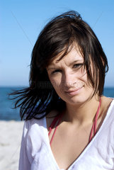 Ahrenshoop  Deutschland  eine junge Frau am Strand