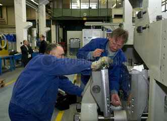 Berlin  Deutschland  zwei Mitarbeiter der Firma BEKUM bei der Montage einer Verpackungsmaschine
