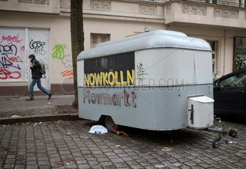 Berlin  Deutschland  alter Wohnwagen im Reuterkiez in Neukoelln