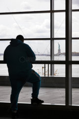 New York City  USA  Mann im Whitehall Terminal der Staten Island Ferry
