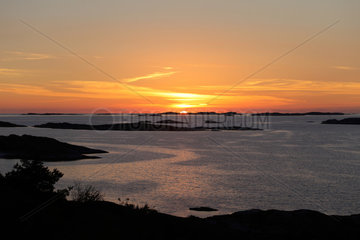 Marstrand  Schweden  die Schaerenkueste bei Sonnenuntergang
