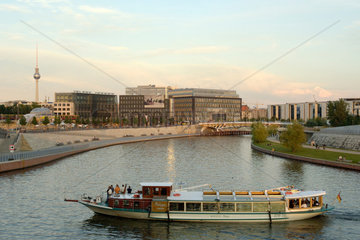 Berlin  Deutschland  Ausflugsschiff im Regierungsviertel