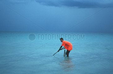 Mann in orange Regen Meer