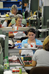 Schwyz  Schweiz  Frauen beim Polieren von fertigen Victorinox Taschenmessern