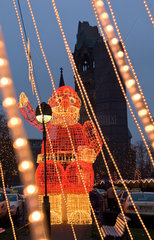 Berlin  Deutschland  Weihnachtmann vor der Gedaechtniskirche am Breitscheidplatz