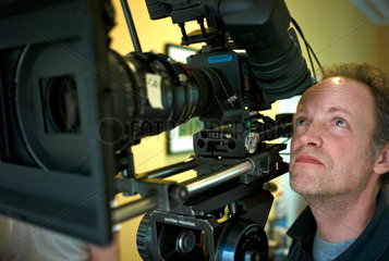 Berlin  Deutschland  Kameramann Frank Bruenner waehrend der Dreharbeiten zum einem Studentenfilm