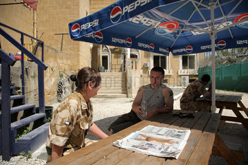 Nikosia  Zypern  britische UN-Soldaten vor dem Hauptquartier der UNO-Schutztruppe UNFICYP