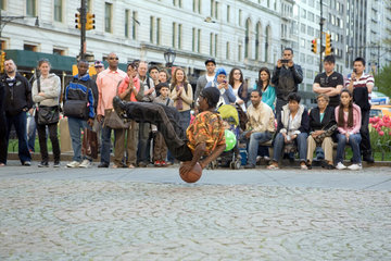 New York City  USA  Breakdancer am Central Park bei einer Vorfuehrung