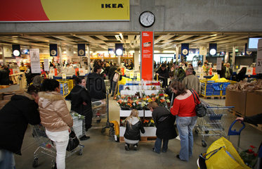 Berlin  Deutschland  Kunden im Kassenbereich von IKEA