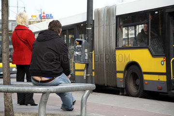 Berlin  Deutschland  Fahrgaeste warten auf einen Bus