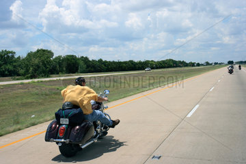 McLean  USA  Motorradfahrer ohne Helm und mit flatterndem Hemd
