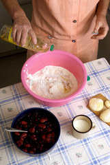 Nauen  Deutschland  eine Rentnerin macht einen Fruechtekuchen