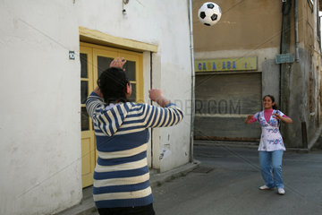 Nikosia  Tuerkische Republik Nordzypern  Maedchen spielen auf der Strasse Volleyball