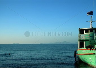 Thailand  Schiff auf See gruen blau