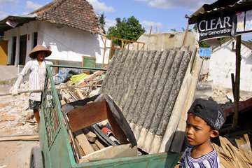 Gantiwarno  Indonesien  Ein Mann und sein Sohn bei der Schuttbeseitigung